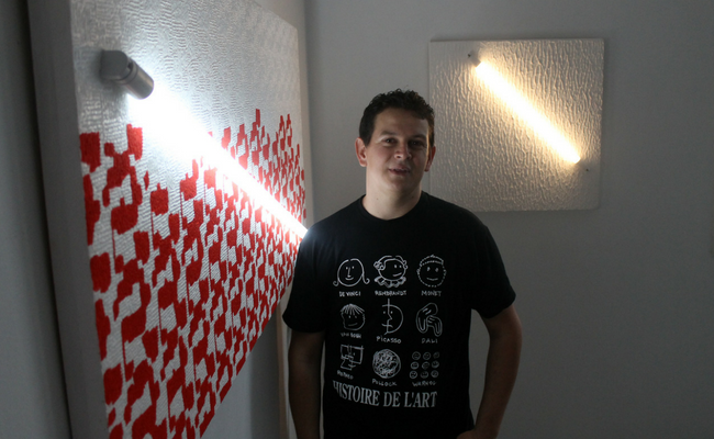 O artista visual e iluminador Anderson Zang em pé