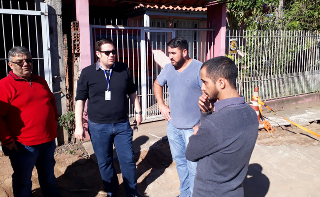 Quatro pessoas em pé conversando na rua