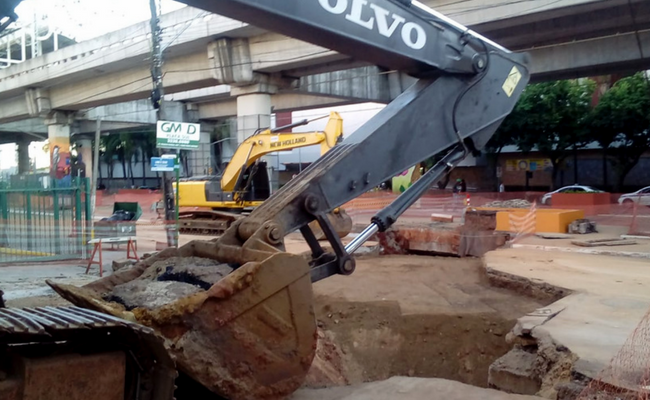 área escavada e duas máquinas utilizadas na obra