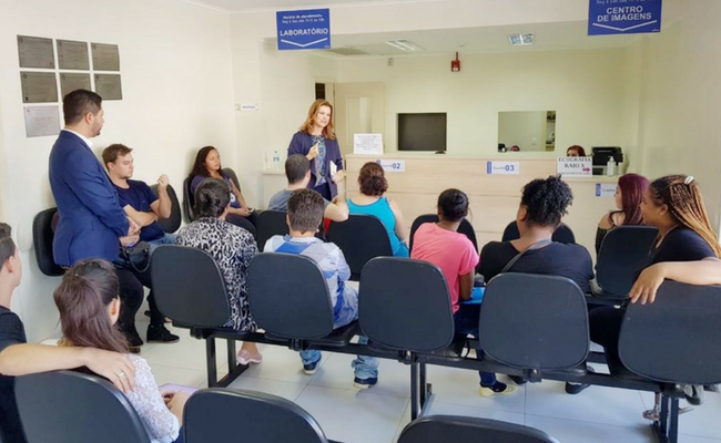 Prefeita Fátima, em pé, fala para um público sentado
