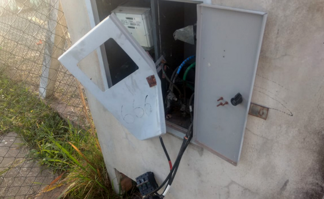 Caixa elétrica com fios para fora
