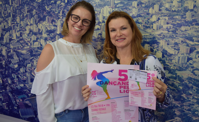 Prefeita Fátima e a representante da Liga em pé segurando o cartaz do evento