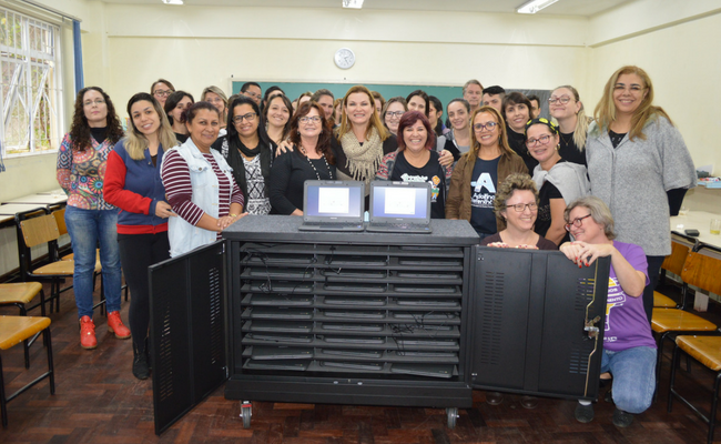 Prefeita Fátima e professores possam para a foto com os chomebooks