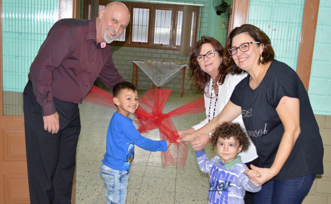 Vice-prefeito, Dr. Antônio Fagan, e a secretária de Educação, Maristela Guasselli, descerraram uma fita alusiva à inauguração da Escola