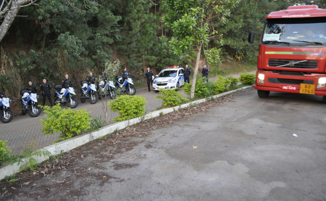 Motos da Guarda estacionadas e um caminhão também estacionado