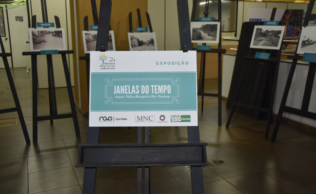 Quadro exposto em um cavalete
