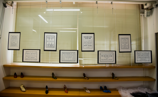 Em moldura de madeira, quadro com as capas da revista Tribuna Illustrada expostos lado a lado 