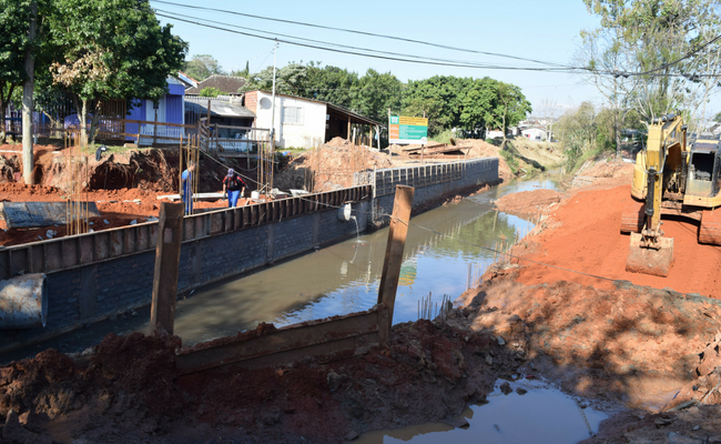 Muro de pedras à esquerda e o arroio ao centro