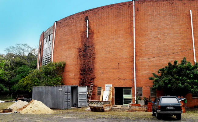 Parte externo do Ginásio formado em tijolo