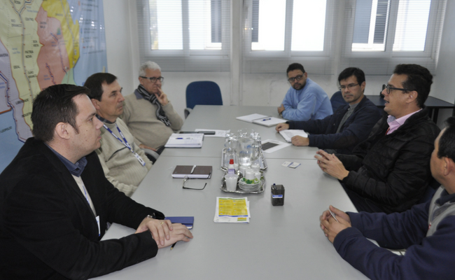 Representantes da Comusa e da RGE sentados em torno de uma mesa