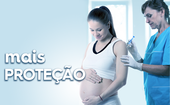 Uma enfermeira aplica uma vacina em uma grávida