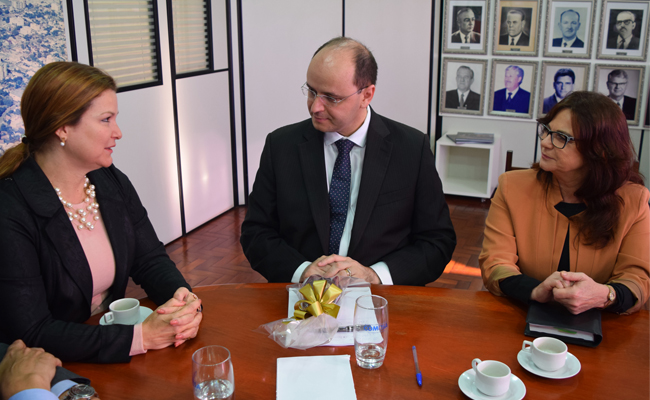 Prefeita, Ministro e a secretária Maristela no entorno de uma mesa