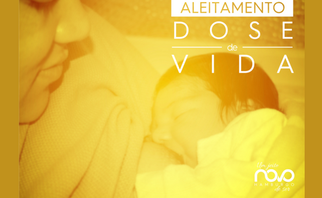 Uma mãe à esquerda amamenta um bebê à direita