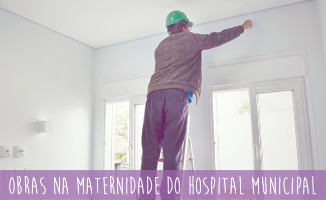 Homem em um escada pintando uma parede