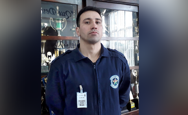 Douglas Brum posado para a foto