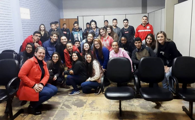 Grupo de pessoas posadas para a foto