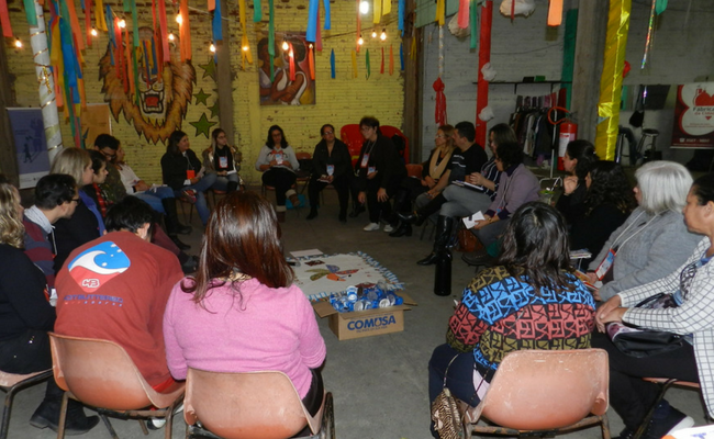 Pessoas sentadas em formato de círculo