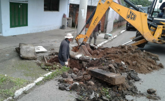 Máquina escavando o chão
