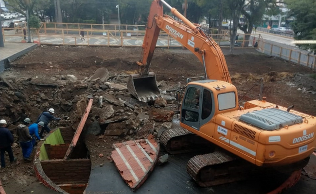 Máquina escavando na Praça do Imigrante