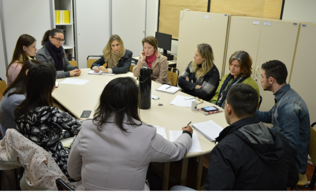 Professores sentadas no entorno de uma mesa