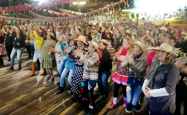 Grupo de idosos dançando