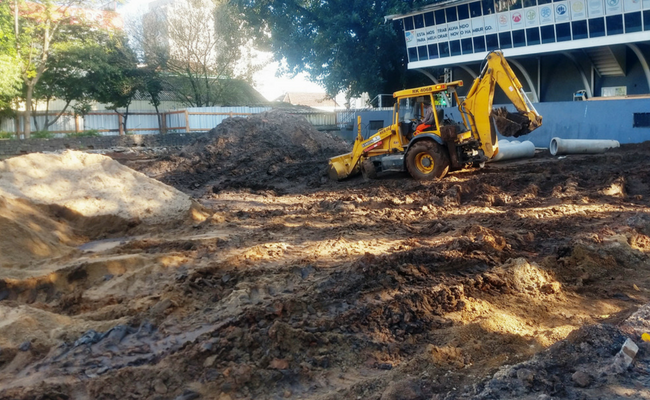 Máquina mexe na terra em um grande área da Praça do Imigrante