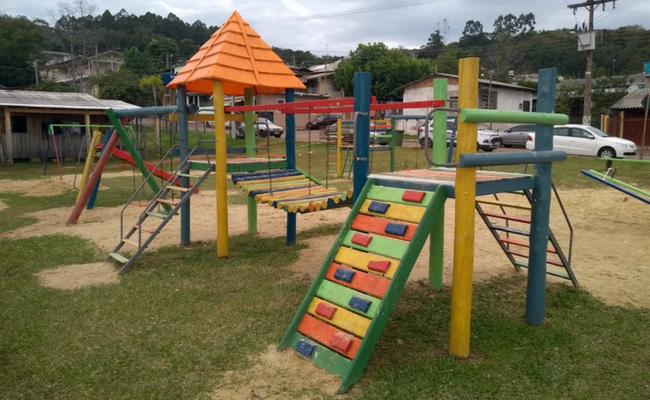 Imagem dos brinquedos na praça