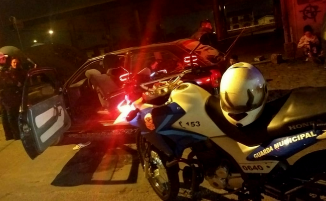 Carro de cor preta e modelo gol recuperado
