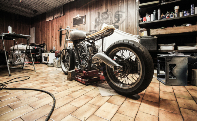 Moto estacionada em uma garagem
