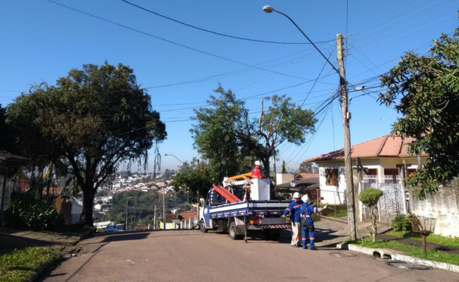 Em uma rua, caminhão da iluminação troca lâmpada em um poste