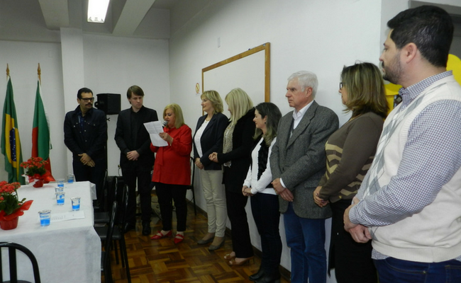 Lado a lado, pessoas em pé em uma sala