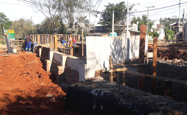 Imagem da base de sustentanção em concreto que liga os dois lados do arroio