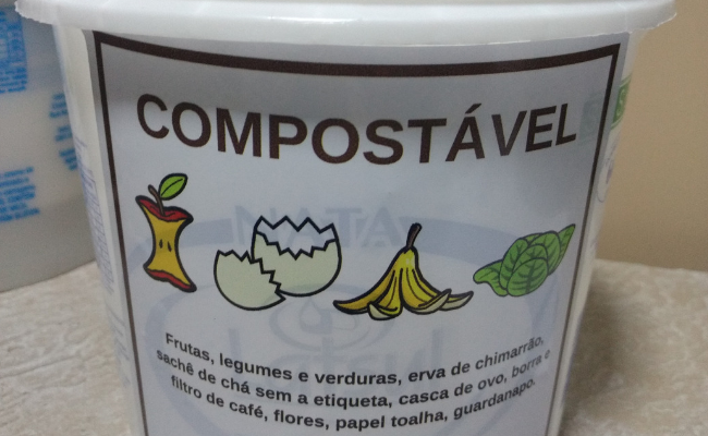 Balde branco escrito compostável em letras pretas