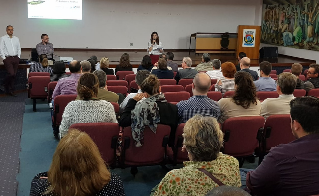 Auditório com o público sentado