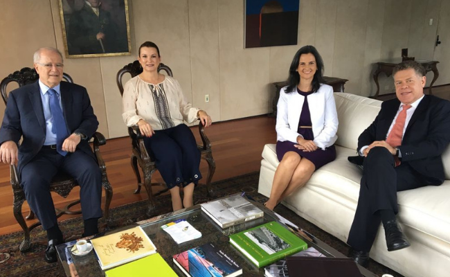 Sentado em um sala, o embaixador, a prefeitura, secretária Paraskevi e o conselheiro