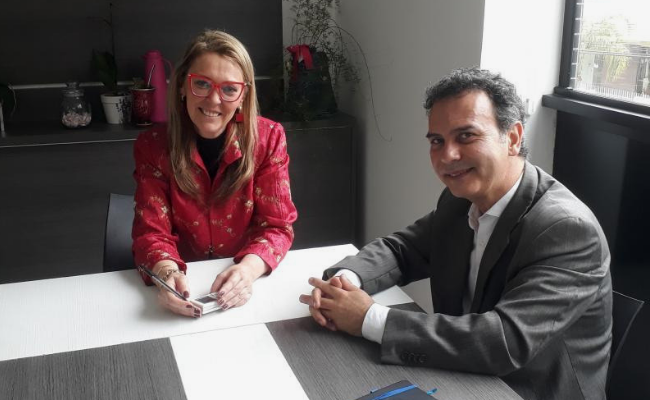 Gabriela e Belmonte sentados em uma mesa