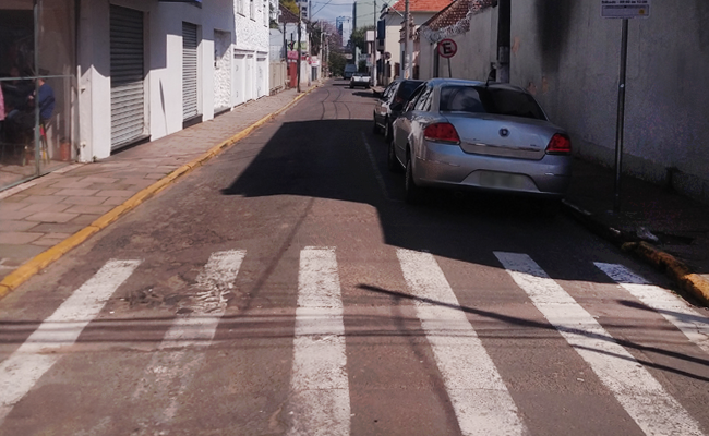 Um rua com uma faixa de pedestre