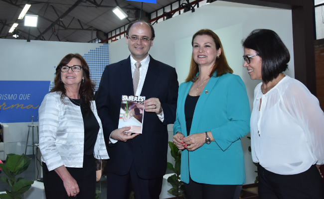 Secretária Maristela, ministro, prefeita Fátima e servidora em pé