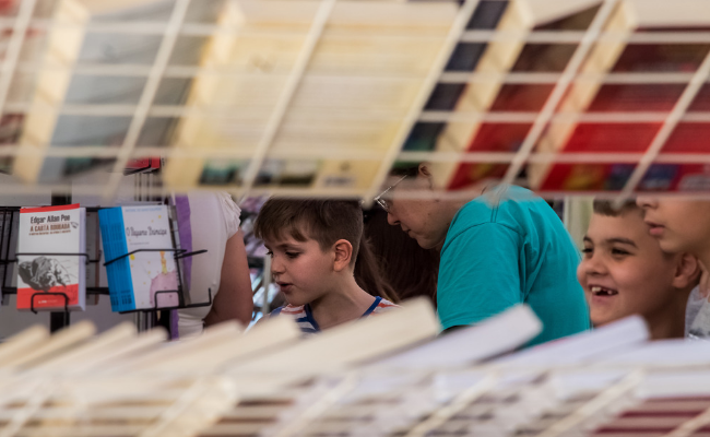 Crianças olhando livros