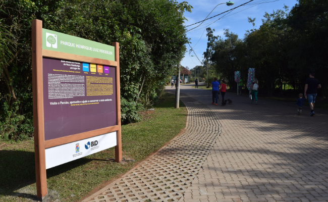 Entrada do Parcão. À esquerda, uma placa de identificação e de orientação ao usuários