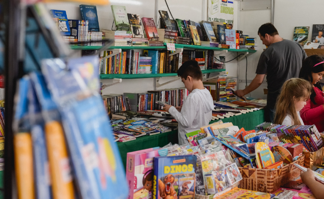 Estande de livros com uma criança olhando