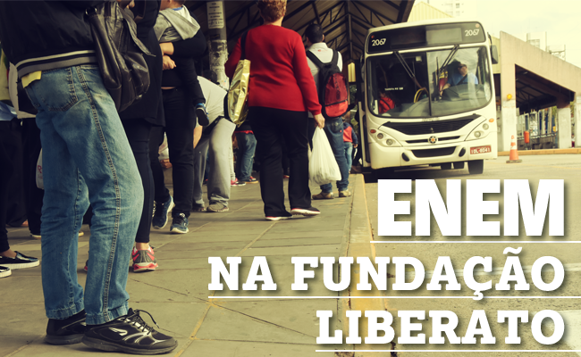 Parada de ônibus com pessoas em pé e um ônibus parado