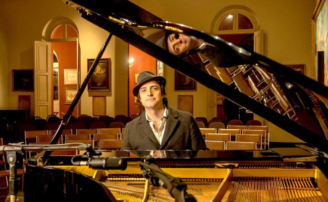 Pianista Leaes sentado ao piano