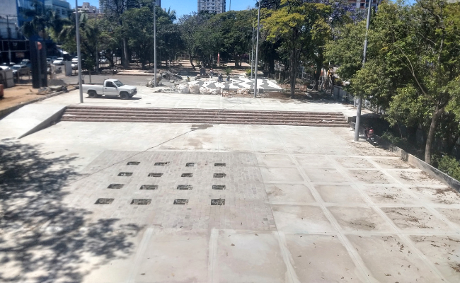 Imagem da praça com destaque para a saída de água do chafariz no chão