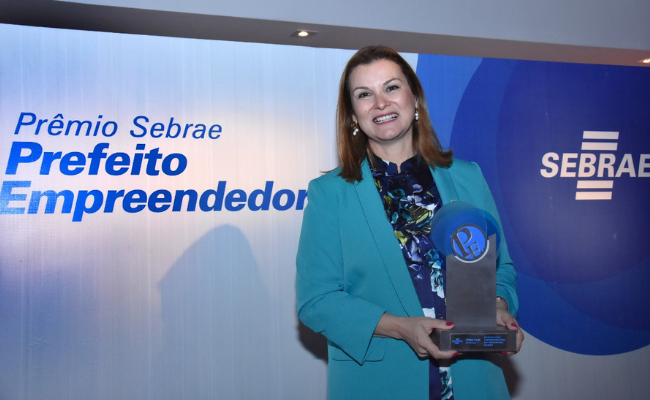 Prefeita Fátima com o troféu na mão