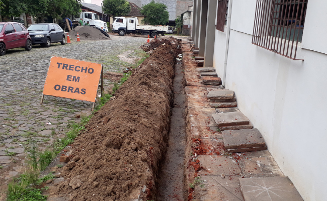 Em uma rua, um buraco aberto ao longo de um trecho