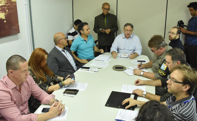 Mesa ao centro, com pessoas sentadas no entorno