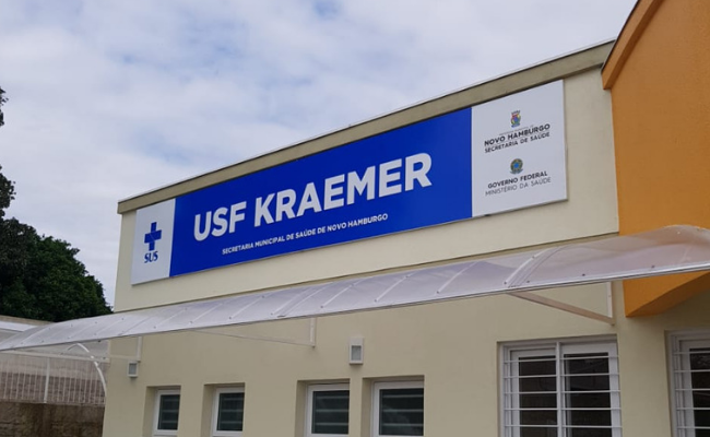 Fachada da unidade em azul escrito em branco "USF Kraemer"