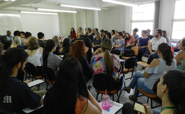Sala cheia de pessoas sentadas em cadeiras