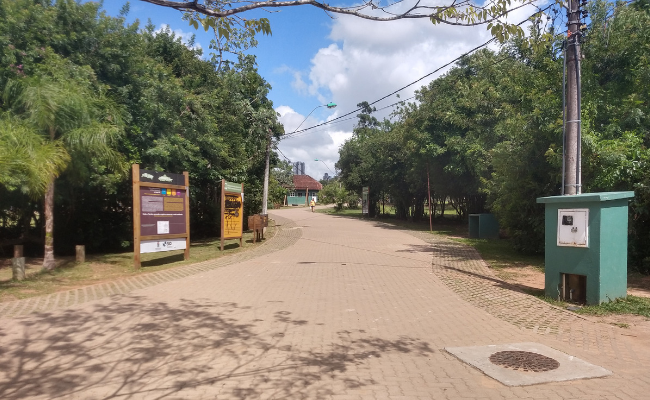 Entrada do parcão, formada por calçamento e árvores ao lado